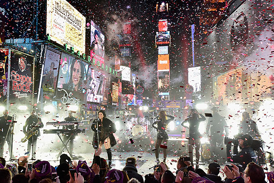 Demi Lovato Auftritt bei den New Year's Eve  celebrations at Times Square on December 31, 2015 in New York City. (Photo by Eugene Gologursky/Getty Images for TOSHIBA CORPORATION) 